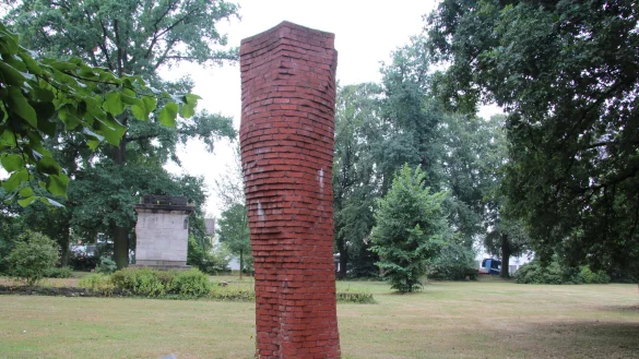 Erinnerung an die Vergangenheit Lages: 2007 wurde die Gedenkstele im Friedenspark Lage eingeweiht. Sie wurde aus 1500 Ziegeln in zw&ouml;lf verschiedenen Formen und Gr&ouml;&szlig;en von Bildhauer Prof. Dr. Axel Seiler gemauert und erinnert an die Verfolgung der Juden w&auml;hrend der NS-Zeit. - &copy; Archivfoto: Cordula Gr&ouml;ne