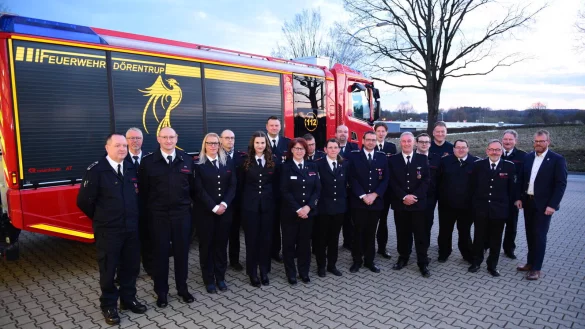 Neben B&uuml;rgermeister Friso Veldink und Feuerehrleiter Stephan Kempa stellen sich alle Ernannten, Geehrten und Bef&ouml;rderten f&uuml;r ein Erinnerungsbild auf. - &copy; Nicole Ellebrake