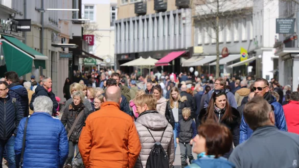 Beim letzten &bdquo;Bad Salzuflen bl&uuml;ht auf&ldquo; im Jahr 2019 war in der Innenstadt einiges los. Archivfoto: Alexandra Schaller - &copy; Alexandra Schaller
