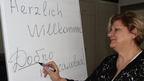 &bdquo;Herzlich willkommen" hei&szlig;t es auf Deutsch und Russisch bei der VHS Detmold-Lemgo. Maria Harder organisiert die Integrationskurse. - &copy; Martin Hostert