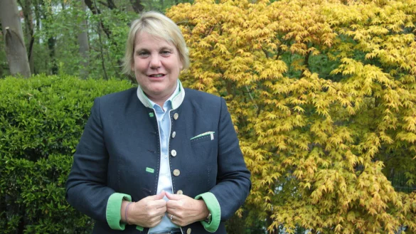 Martina Hannen wohnt in Lage direkt an der Werre, die im Hintergrund des Fotos zu erkennen ist. Im Vordergrund reckt sich ein Ahorn in die H&ouml;he, den ihre Tochter von den Gro&szlig;eltern zur Geburt geschenkt bekommen hat. Die Lagenserin kandidiert erneut f&uuml;r den D&uuml;sseldorfer Landtag, in dem sie schon seit 2017 ein Mandat hat. - &copy; Karolina Schmidt