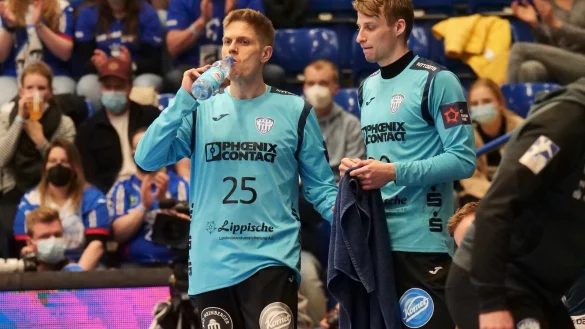 Kurze Trinkpause und weiter gehts f&uuml;r die TBV-Torh&uuml;ter Peter Johannesson und Finn Zecher. Foto: J&ouml;rg Hagemann - &copy; J&ouml;rg Hagemann