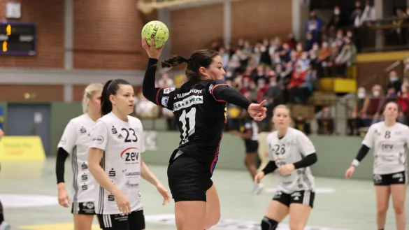 Freie Bahn f&uuml;r Blombergs Rechtsau&szlig;en Lisa Rajes im Spiel gegen BSV Sachsen Zwickau. - &copy; Paul Cohen