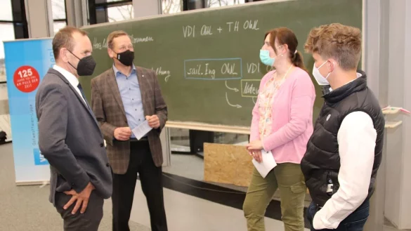 Diskutieren über das gemeinsame Projekt "sail.Ing OWL": Professor Dr. Jürgen Krahl, Präsident der TH OWL, Professor Dr. Ing. Adrian Riegel (TH OWL), Professorin Merijam Gotzes, Vorsitzende des VDI OWL und Einhand-Profisegler Melvin Fink. - © TH OWL