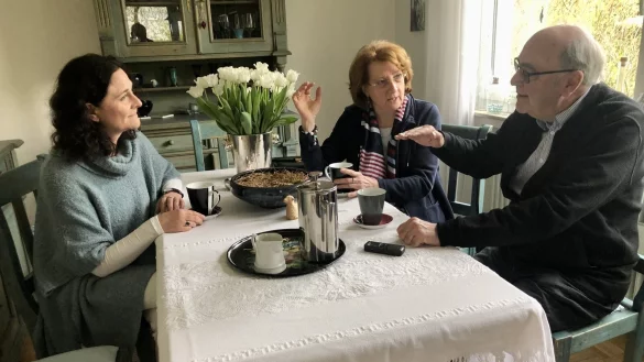 Pfarrerin Steffie Langenau (von links) sowie Brigitte und Ulrich Wenzel sprechen &uuml;ber den Krieg in der Ukraine. - &copy; Sven Kienscherf