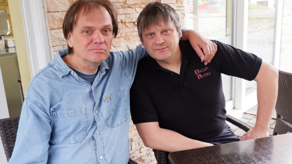 Herbert Klocke (links) hat f&uuml;r seinen Freund Michael Tuxhorn, der in B&ouml;singfeld das Eiscaf&eacute; Piccoli betreibt, ein Gedicht geschrieben. - &copy; Lorraine Brinkmann