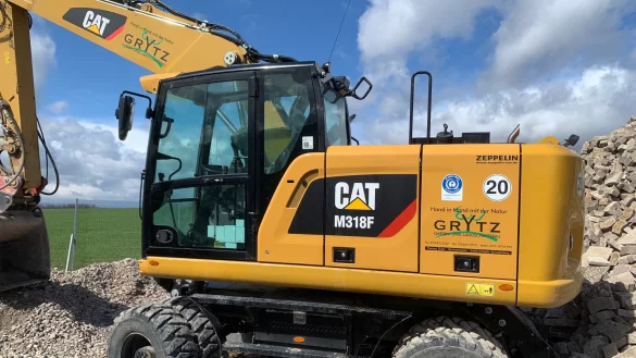 An diesem Bagger auf dem Firmengelände von Grytz in Schwalenberg haben die Diebe 200 Liter Diesel abgezapft. Zuvor hatten sie ein Zaunelement aufgeschraubt und verbogen. - © Thomas Grytz