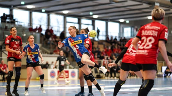 Eine seltene Szene in der Salza-Halle: Blombergs Ann Kynast bekommt durch die Th&uuml;ringer Abwehr freie Bahn. - &copy; Kornej Weibert