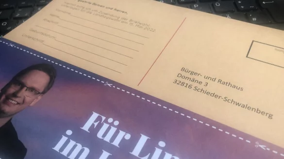 SPD-Landtagskandidat Dennis Maelzer will den B&uuml;rgern die Briefwahl schmackhaft machen - und bietet auf seinem Flyer einen Coupon f&uuml;r die Beantragung. Doch das geht auch ganz formlos ohne Coupon und Wahlbenachrichtigung. - &copy; Silke Buhrmester(LZ)