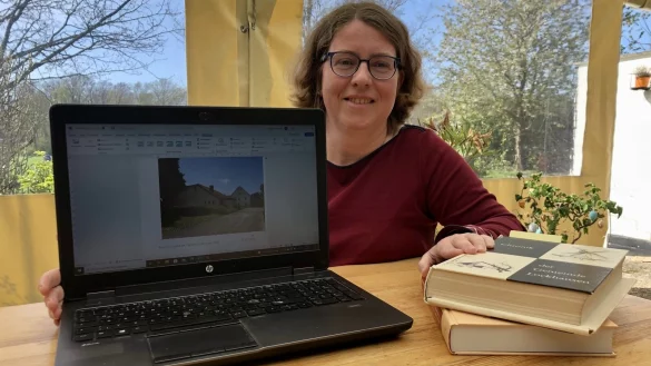 Birgit van Gellekom sammelt Erinnerungen und Fotos zur Geschichte von Lockhausen. - &copy; Sven Kienscherf