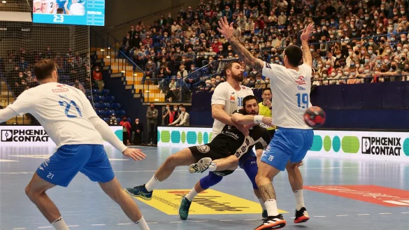 Tim Suton wird sich gegen die kr&auml;ftig zupackenden Polen noch einmal voll reinh&auml;ngen. - &copy; J&ouml;rg Hagemann