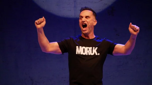 Comedian &Ouml;zcan Cosar nimmt kein Blatt vor dem Mund und unterh&auml;lt rund 800 G&auml;ste in der Phoenix-Contact-Arena. - &copy; Thomas Kr&uuml;gler