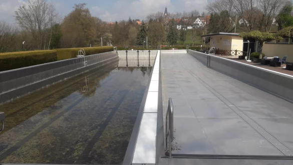 Im Schwimmerbereich des Barntruper Freibads ist noch etwas Wasser im Becken. Das wird bald abgelassen, damit das Becken gereinigt werden kann. In den anderen nordlippischen Freib&auml;dern sieht es &auml;hnlich aus. - &copy; Hans-Dieter Meier