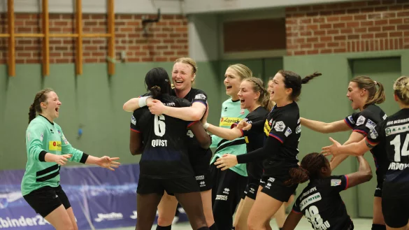 Da gibt es kein Halten mehr: Mit der Schlusssirene lassen die Spielerinnen der HSG Blomberg-Lippe ihrer Freude freien Lauf. - &copy; Paul Cohen