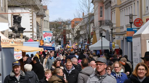 Die Innenstadt f&uuml;llt sich am Sonntagnachmittag zusehends. Das Wetter zieht zwar alle Register &ndash; von Sonne bis Schneefall. Doch davon lassen sich die Besucher des Fr&uuml;hlingsfestes nicht abschrecken. - &copy; Sven Koch