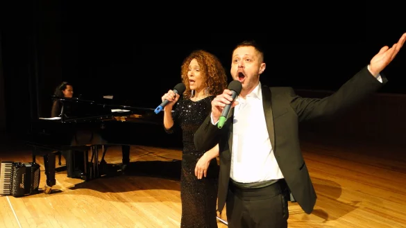 Pr&auml;sentieren die Ohrw&uuml;rmer der &bdquo;Ufa"-Zeit (von links): Jenny Sch&auml;ufelen, Marie Giroux und Joseph Schnurr. - &copy; Hajo G&auml;rtner