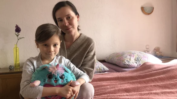 Oksana Vakulchyk und ihre Tochter Maria (6) sind froh, im Schwalenberger Gildehaus eine Bleibe gefunden zu haben. An eine schnelle R&uuml;ckkehr in die Ukraine glaubt sie nicht. - &copy; Silke Buhrmester