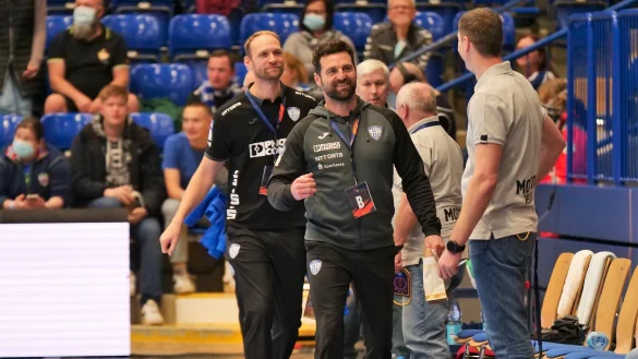 Einzug in die Manege. Heute wird Matthias Struck (links) die Begr&uuml;&szlig;ung alleine vornehmen. Florian Kehrmann ist erkrankt. Foto: J&ouml;rg Hagemann - &copy; J&ouml;rg Hagemann