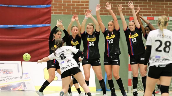 Wollen sich auch heute Abend der Offensive in den Weg stellen: die Blombergerinnen (von links) Lisa Rajes, Ann Kynast, Malina Marie Michalczik, Linnea Pettersson, Nele Wenzel und Ndidi Agwunedu, hier im Spiel gegen Sachsen Zwickau. - © Oliver König