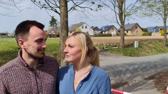 Das junge Paar würde gern endlich loslegen, aber vorerst müssen sich Simon Pelz und Corinna Schramm gedulden, bis Straßen NRW und die Stadt Blomberg eine Lösung gefunden haben. - © Marianne Schwarzer(LZ)