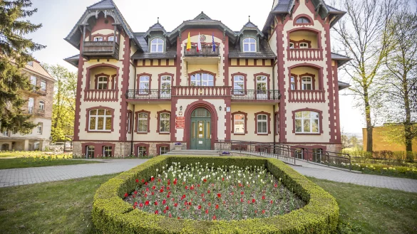 Das malerische Rathaus von Bad Kudowa. Hier wird die Hilfe f&uuml;r die Ukraine-Kriegsfl&uuml;chtlinge koordiniert. - &copy; Bad Kudowa