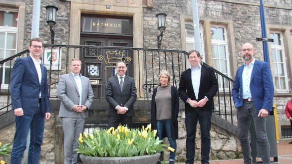 B&uuml;rgermeister Matthias Kalkreuter (von links), Gerd Diesel (DRK), Klaus-J&uuml;rgen Wolf (DRK), Susanne Weishaupt (Leader) und Michael Kriszan (Gemeinde Leopoldsh&ouml;he) stellen die Planungen f&uuml;r ein Gesundheitszentrum der drei Leader-Gemeinden vor. - &copy; Cordula Gr&ouml;ne(LZ)