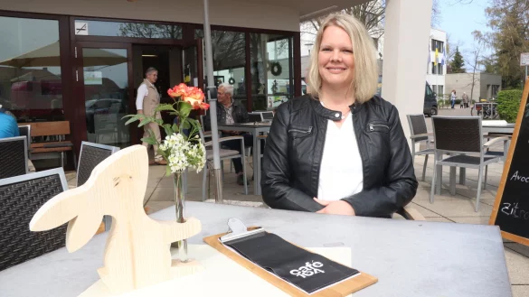 Jessica Schmidt hat jetzt die Stelle als Koordinatorin f&uuml;r das Caf&eacute; 104 &uuml;bernommen, das mit ehrenamtlichen Helferinnen und Helfern der evangelischen Kirchengemeinde betrieben wird. Hinten fragt Erna Schmidt einen Kunden nach seiner Bestellung. - &copy; Birgit Guhlke