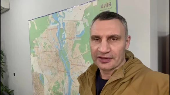 Sichtlich ersch&ouml;pft, aber dankbar f&uuml;r die Hilfe: Vitali Klitschko in dem Gru&szlig;video, das er nach der Ankunft des Transporters zur&uuml;ck nach Ostwestfalen schickte. - &copy; Bethel