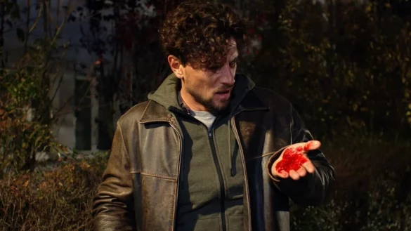 Auch in der nachgestellten Filmszene erkannte der Verletzte erst sp&auml;ter seine Wunde am R&uuml;cken. - &copy; Screenshot: ZDF / Aktenzeichen xy