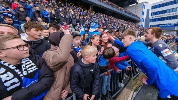 Artem Zaloha (r.) bedankt sich nach dem Spiel bei den Fans. Alle 8.483 haben die Arminen allerdings nicht geschafft. - &copy; Andreas Zobe