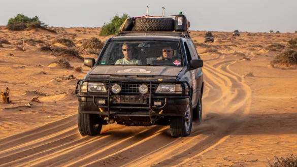 Gut durch jedes Gel&auml;nde sind die beiden Abenteurer mit ihrem 25 Jahre alten Opel Frontera gekommen. - &copy; Peggy Hahn