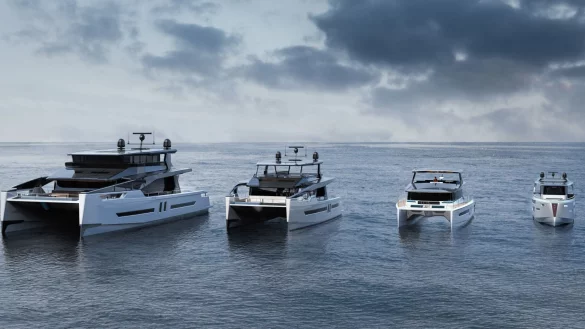 Yachten aus dem Hause Alva Yachts: von 90 Fu&szlig; L&auml;nge (links) bis zu kleineren Booten - in der Regel sind es Katamarane, also Zwei-Rumpf-Boote. F&uuml;r die Yacht links im Bild m&uuml;sste ein K&auml;ufer rund sieben Millionen Euro aufbringen. - &copy; Alva Yachts