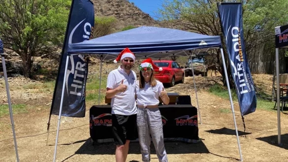 Maren Brand und Till Kohlwes auf einem Weihnachtsmarkt mitten im afrikanischen Sommer. - &copy; Maren Brand