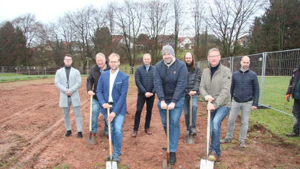Beim Spatenstich mit von der Partie: (von links) Adrian L&uuml;cke (Stadt), Wilfried D&uuml;wel, B&uuml;rgermeister Borris Ortmeier, Uwe Sch&uuml;nemann, Christian Olschewski, Henning Waltermann (stellvertretender Ausschussvorsitzender), Gerhard Fickert (Gesch&auml;ftsf&uuml;hrer der Firma Rathert Sportanlagen) und Chri H&uuml;tte-Getboga (Stadt). - &copy; Cordula Gr&ouml;ne(LZ)