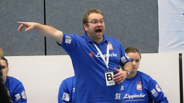 Raus aus der Halle, rein in die Quarant&auml;ne: Blombergs Trainer Steffen Birkner muss nach einem Omikron-Fall ebenso wie seine Spielerinnen zwangspausieren. - &copy; Paul Cohen