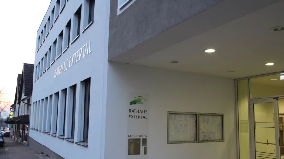Das Rathaus Extertal, vom Eingang Mittelstra&szlig;e aus gesehen. - &copy; Jens Rademacher