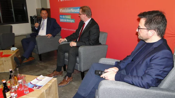 B&uuml;rgermeister Frank Hilker (von links) erl&auml;utert den SPD-Landtagsabgeordneten Dennis Maelzer und Thomas Kutschaty die Vorz&uuml;ge des &bdquo;Familienb&uuml;ros", das die Stadt vor kurzem eingerichtet hat. - &copy; Hajo G&auml;rtner