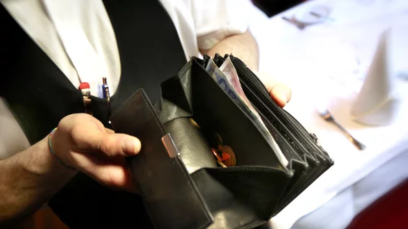 Viel Bier m&uuml;ssen auch die lippischen Wirte derzeit nicht zapfen: Die G&auml;ste haben reihenweise Veranstaltungen von der Jahreshauptversammlung &uuml;ber Abteilungstreffen bis hin zu Familienfeiern abgesagt.&nbsp; - &copy; Christoph Soeder/dpa