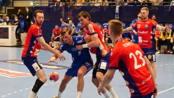 Umzingelt: Jonathan Carlsbogard wird von Alexander Weck (von links), Csaba Sz&uuml;cs, Tobias Schmitz und Tom Kare Nikolaisen abgeschirmt. - &copy; J&ouml;rg Hagemann