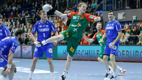 &Uuml;ber den Kreis f&uuml;gte Magdeburgs norwegischer Kreisl&auml;ufer Magnus Gullerud der TBV-Abwehr um Tim Suton, Jonathan Carlsbogard und Isaias Guardiola einigen Schaden zu. - &copy; Franziska Gora/Jan Huebner