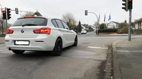 Die Paul-Schneider-Stra&szlig;e (hier im Bild der Kreuzungsabschnitt zur Bielefelder Stra&szlig;e) ist unter anderem wegen der dortigen Zufahrten zum Schulzentrum Aspe und zur Grundschule Knetterheide stark belastet und in einem entsprechend schlechten Zustand. Laut Plan der Stadt soll 2023 der Asphalt gefr&auml;st und eine neue Deckschicht aufgetragen werden. - &copy; Thomas Reineke