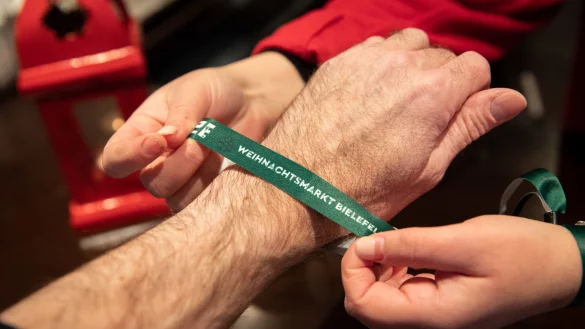 Bändchen, wie hier auf dem Weihnachtsmarkt Bielefeld, sollen künftig das Einkaufen in Lippe erleichtern. - © Copyright 2021, dpa (www.dpa.de)