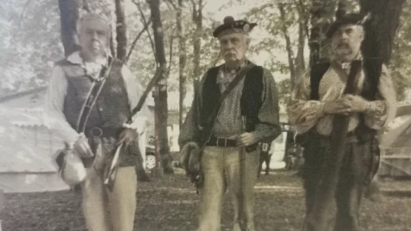 Mit den Vorderlader-Waffen auf historischen Treffen unterwegs: die Mitglieder der Humfelder Vorderlader-Schie&szlig;gruppe (von links) Klaus M&uuml;ller, Klaus Hoffmann und Ralf B&ouml;rnicke. - &copy; Sylvia Frevert(LZ)