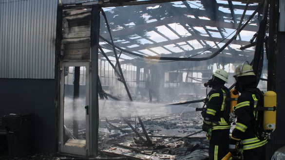 Mit gleich mehreren L&ouml;schangriffen hat die Freiwillige Feuerwehr den Brand in der Lagerhalle bek&auml;mpft. &Uuml;ber Riegelstellungen wurde zudem verhindert, dass das Feuer auf &uuml;brige Nachbargeb&auml;ude &uuml;bergreift. - &copy; Daniel Hobein / Feuerwehr Bad Salzuflen