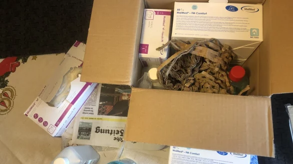Masken, Handschuhe und Desinfektionsmittel enth&auml;lt das Pflegehilfsmittelpaket, das das Ehepaar aus Rischenau nun jeden Monat erh&auml;lt, weil es versehentlich einen Vetrag &uuml;ber die Lieferung von Pflegehilfsmitteln unterschrieb. Foto: Silke Buhrmesterf - &copy; Silke Buhrmester