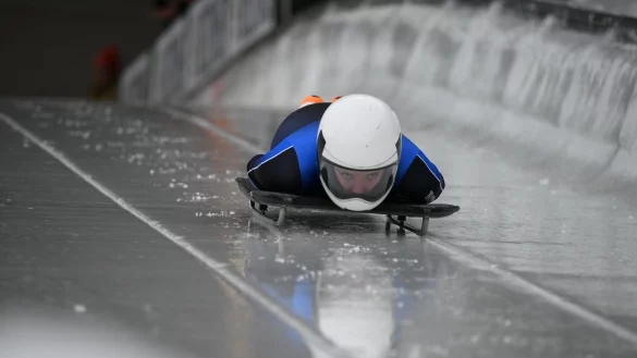Auf dem Skeleton-Schlitten gehts f&uuml;r Pia Lehmann in den Eiskanal. Foto: Manuel Steinbach - &copy; Manuel Steinbach