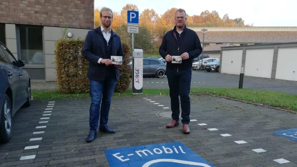 Barntrup mit B&uuml;rgermeister Borris Ortmeier (links) und D&ouml;rentrup mit Rathauschef Friso Veldink wollen Elektromobilit&auml;t voranbringen &ndash; aktuell geht es aber nicht ums Auto, sondern ums Fahrrad. - &copy; Gemeinde D&ouml;rentrup