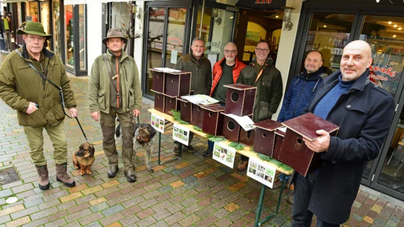 Dmitrij Wiebe (von links), Michael Sander, John Krikor, Roberto Puppis, Manuel Oertel, Dietmar Lerche und Rudolf Alteheld pr&auml;sentieren die Nistk&auml;sten. - &copy; Nicole Ellerbrake