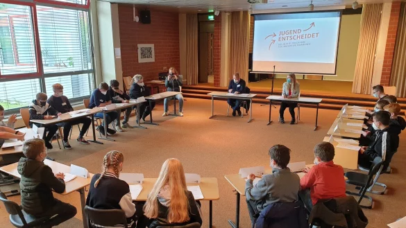 Bevor die Kalletaler Jugendlichen dem Stadtrat ihre Antr&auml;ge vorstellten, lernten sie in einer simulierten Sitzung den Ablauf eines solchen Aufeinandertreffen kennen. - &copy; Fotorechte: Mario Hecker