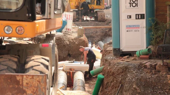 Die Erneuerung des Fernw&auml;rmenetzes war und ist ein wichtiger Schritt, denn zu Lemgos Klimaschutzkonzept geh&ouml;rt auch die Nutzung von klimaneutraler W&auml;rme und Strom. F&uuml;r neue Ma&szlig;nahmen ist im Haushalt 2022 nun ein Budget von 50.000 Euro eingestellt worden. - &copy; Archivfoto: Till Brand